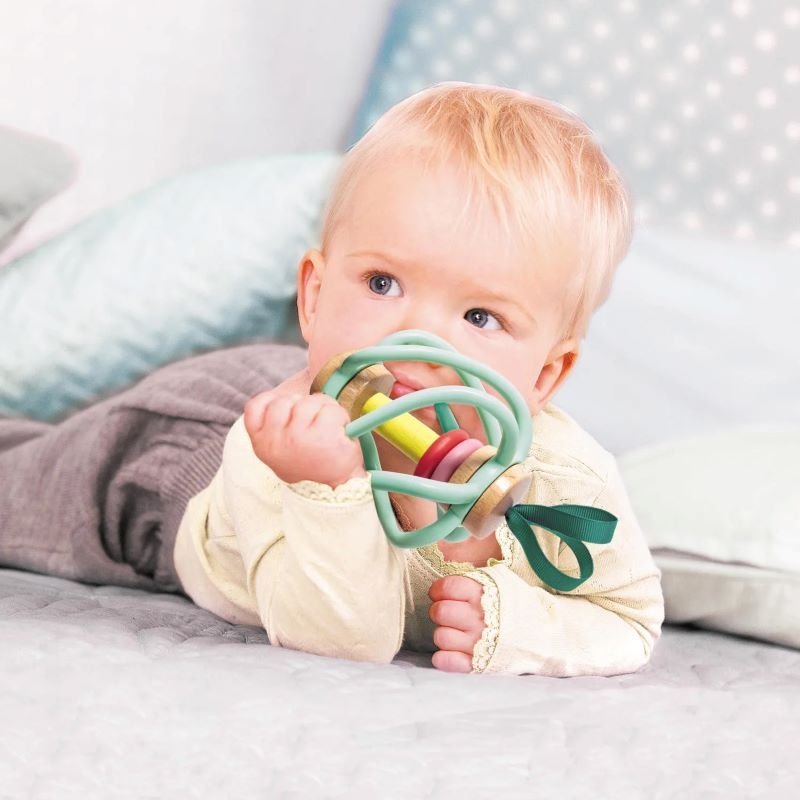 Best toy shop in Qatar – Hape Apple Grab Toy clipped to a crib for infant play and teething support, perfect to buy kids toys online in Qatar from the best online toy shop with toy delivery service in Qatar.